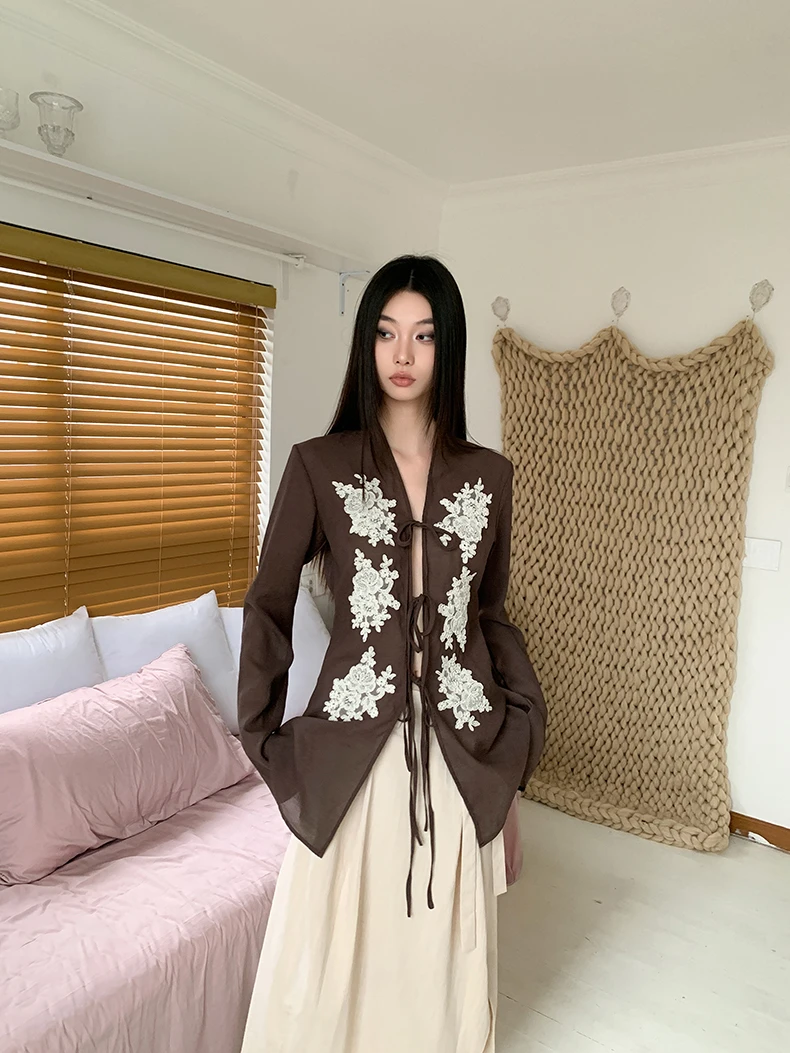 复古刺绣蕾丝花边系带v领衬衫女款早秋高级感气质宽松喇叭袖上衣