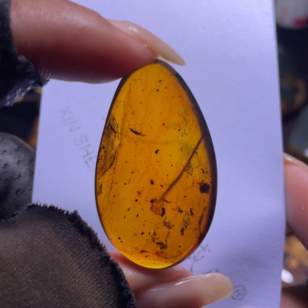 琥珀裸石未镶嵌？