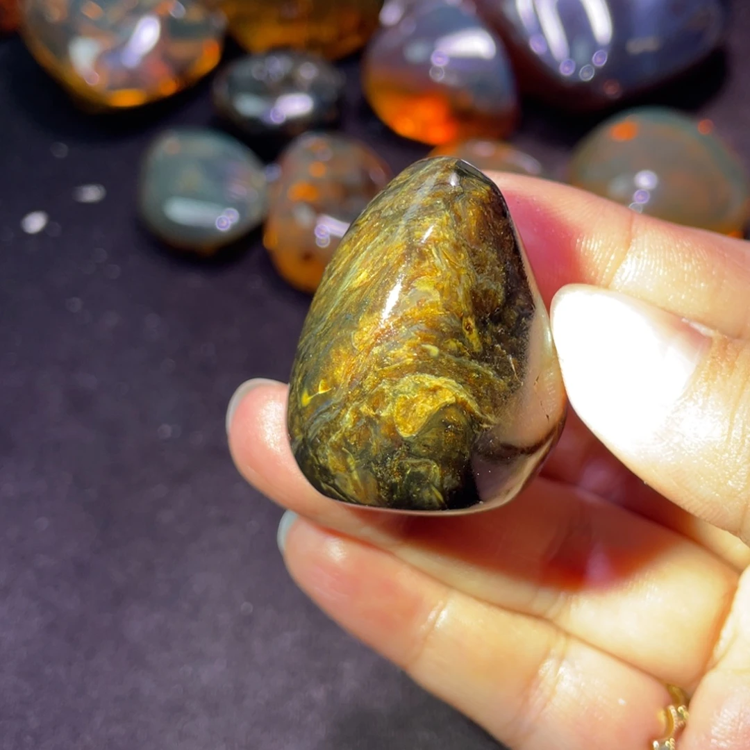 琥珀裸石未镶嵌。