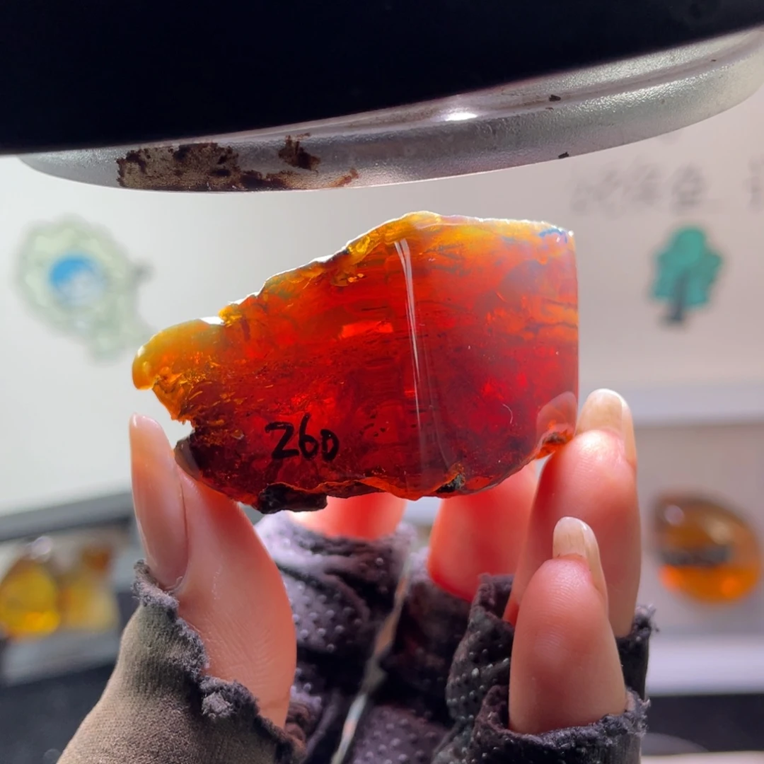 琥珀裸石未镶嵌，