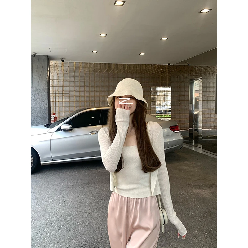 奶白色坑条纹针织开衫温柔气质短款长袖上衣