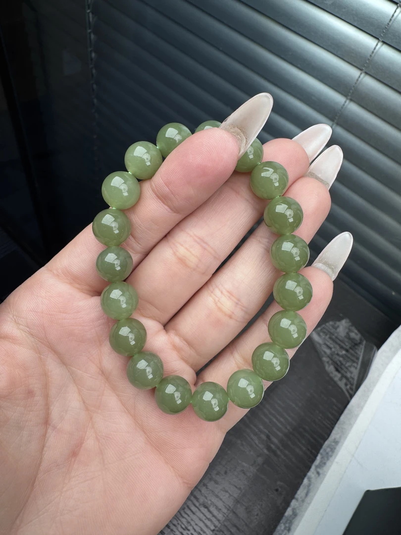 纯天然和田玉冰底果绿手串10mm百搭轻奢素圈（多样性发一）
