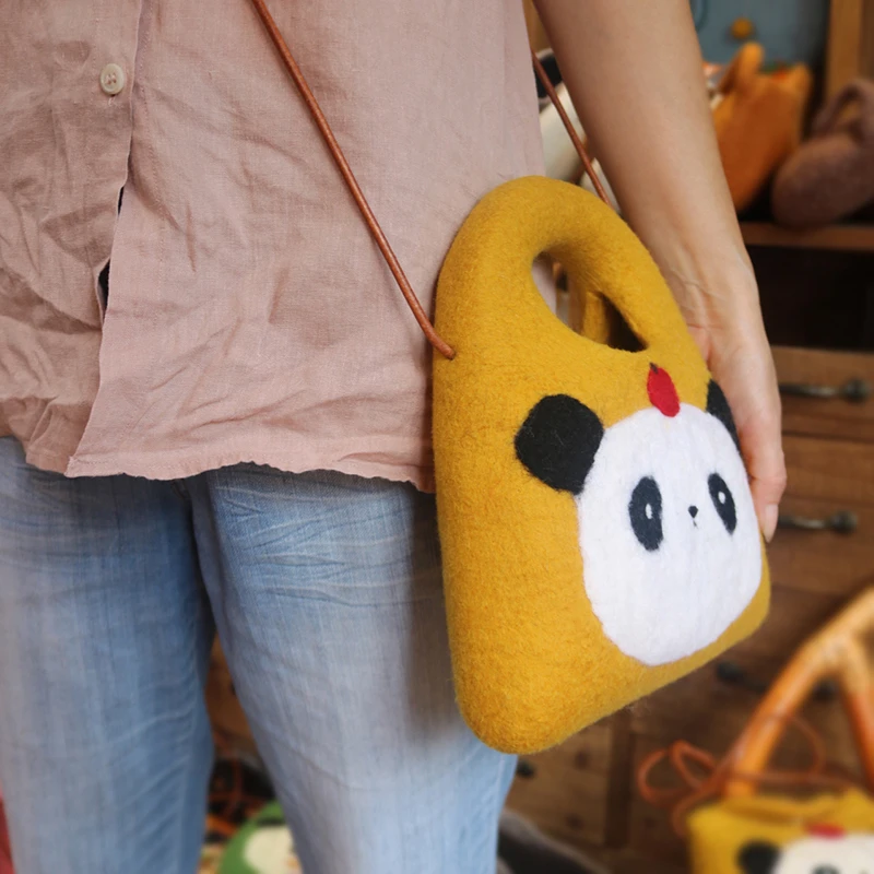 大鱼手工高品质网红毛毡包ins可爱卡通熊猫头女生手提斜挎三角包