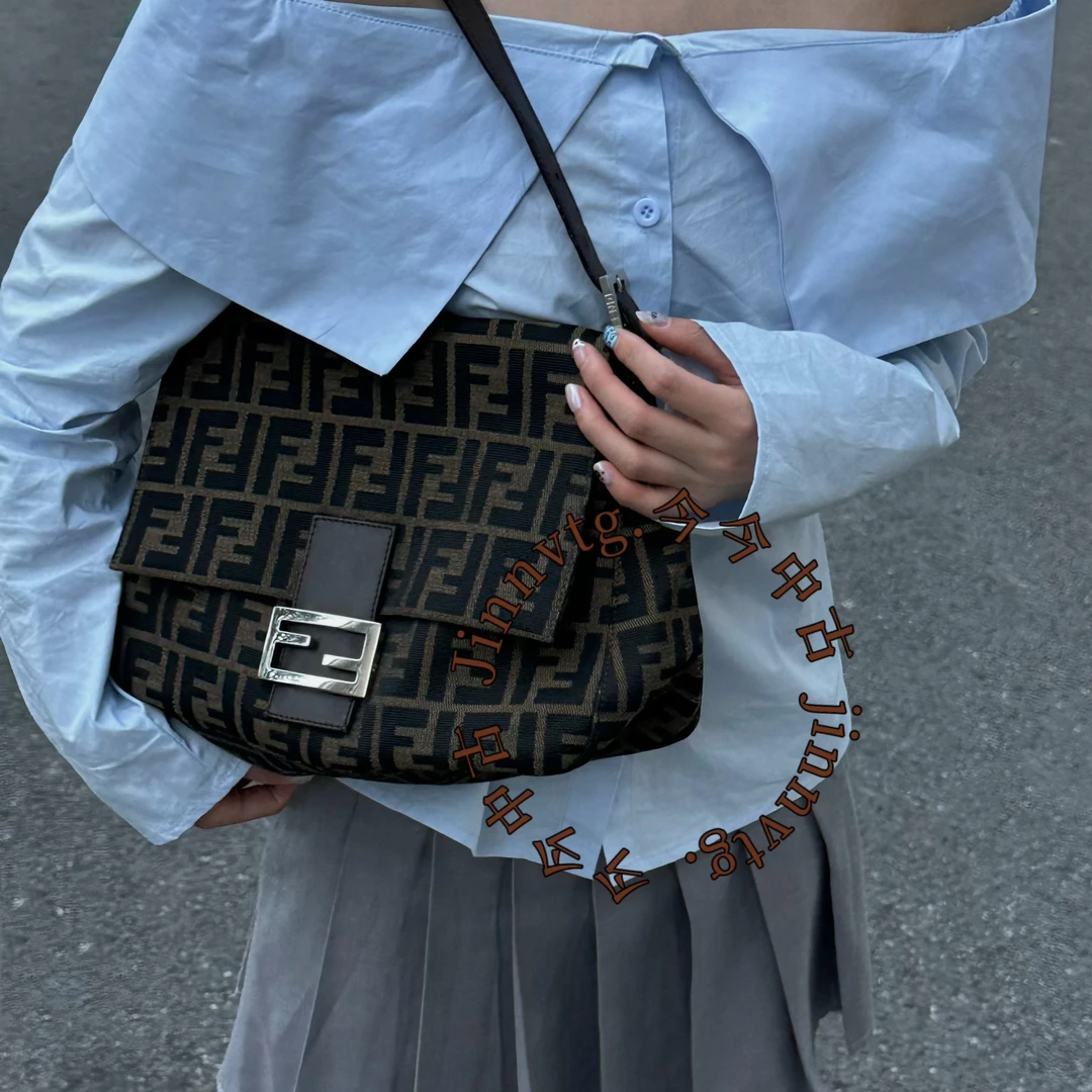 95新 FENDI/芬迪 老花银扣大法棍单肩腋下包