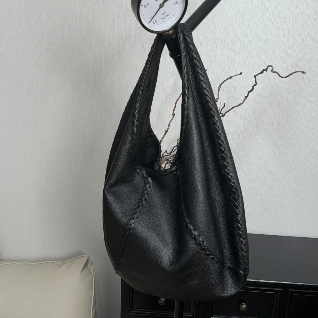 95新 BOTTEGA VENETA/葆蝶家 黑色麻袋和尚单肩包