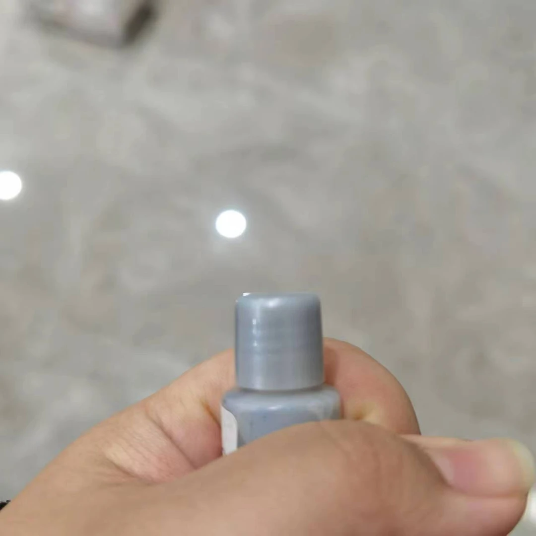 红白色光感莹润爽肤水 补水保湿