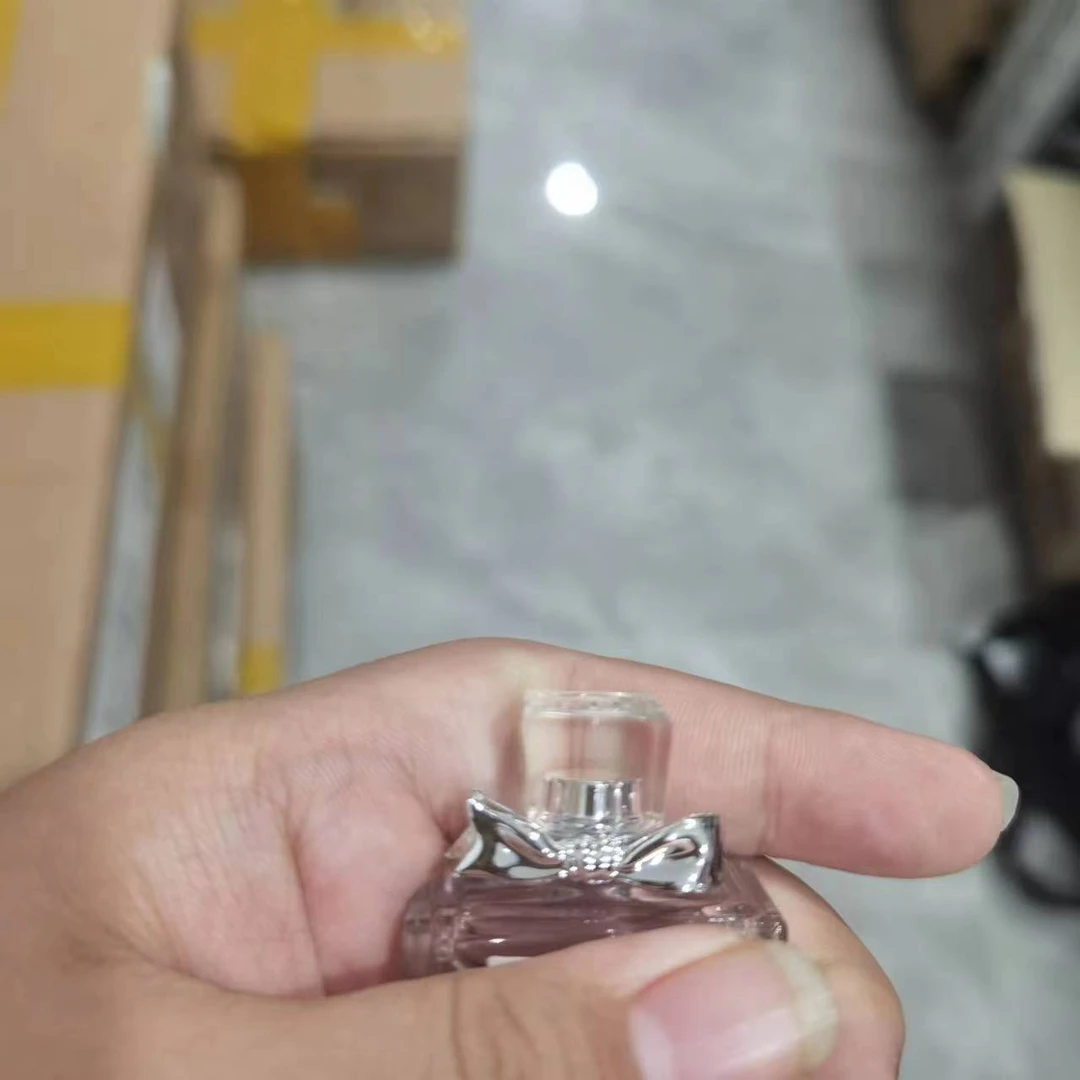 粉色净透爽肤水 淡香温和补水保湿留香