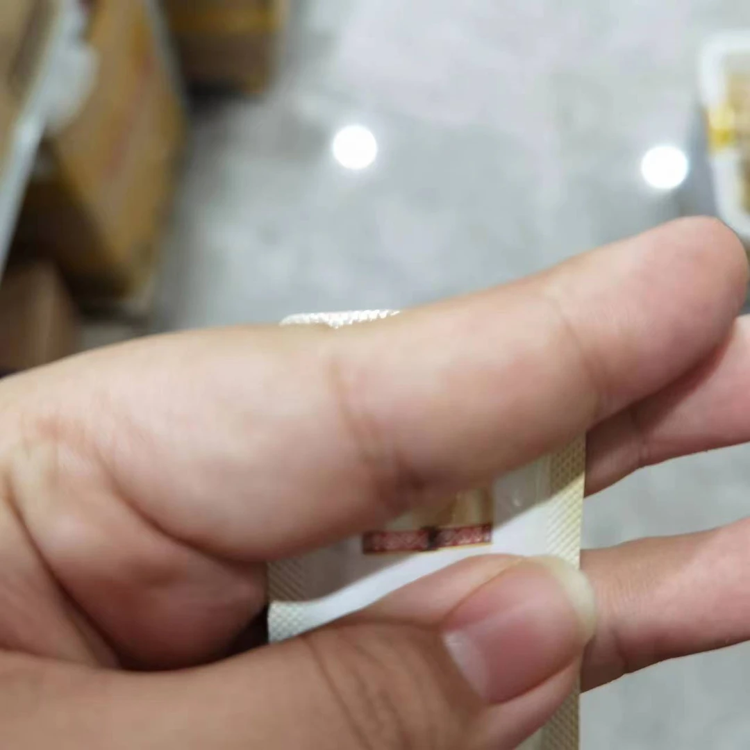 黄白色水润妆前精华液补水保湿补水精华液