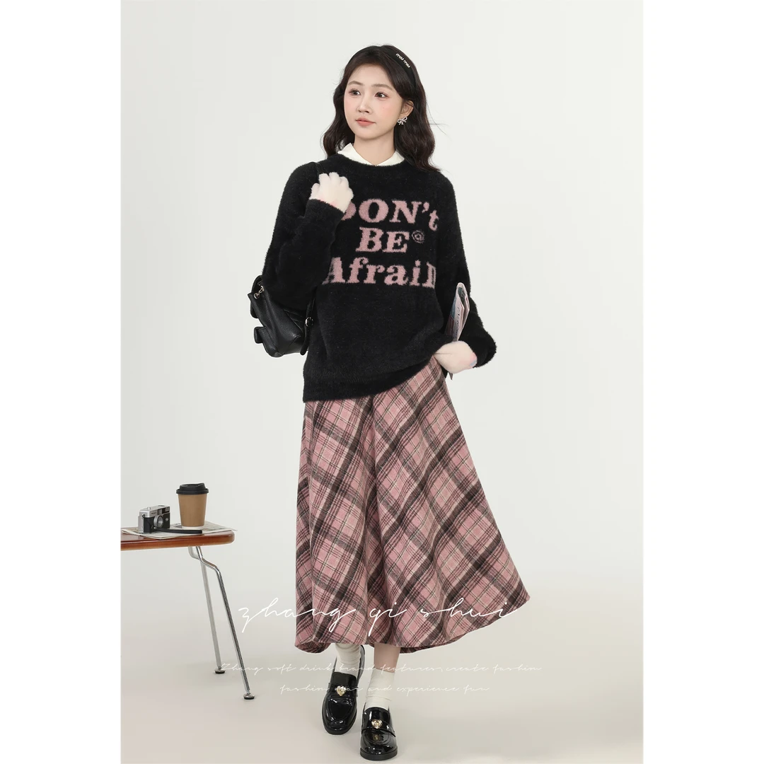 张不甜《绒化日常》黑色圆领毛衣粉色格子半身裙两件套ZQS06814