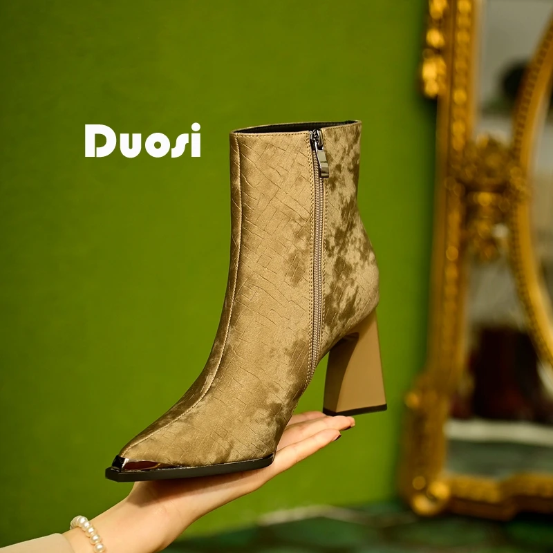 【DUOSI】8cm尖头高跟时装靴女时尚粗跟瘦瘦靴气质百搭短靴M68-115