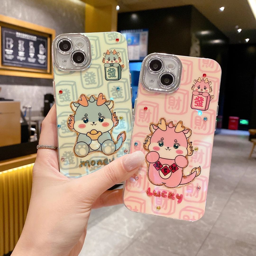 适用苹果系列iPhone15/13/14新款卡通可爱小龙发财文字全包镜头膜
