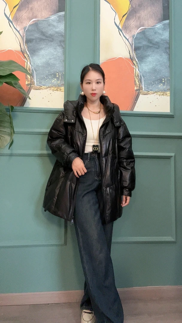 依资 3702  真皮牛皮女款时尚休闲女士连帽中长款鹅绒服