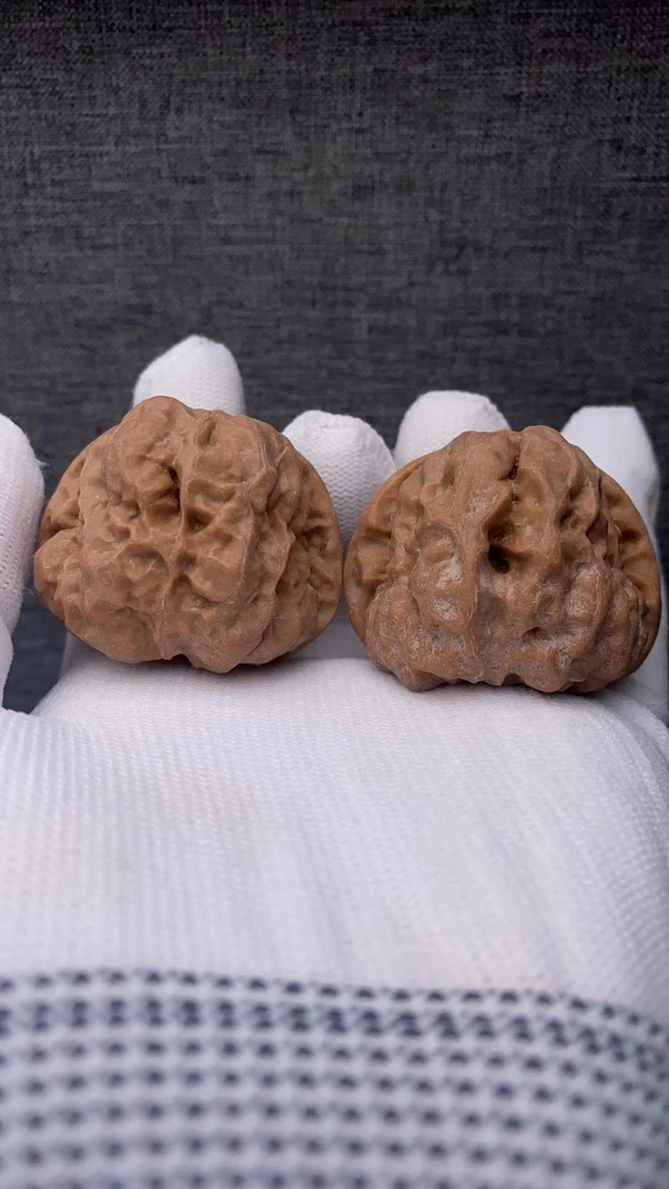 蛤蟆头对核桃手把件40左右