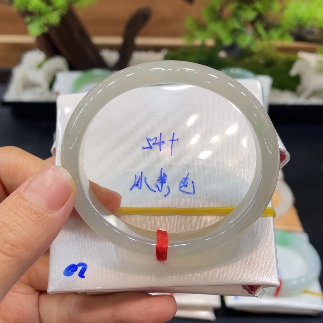 翡翠手镯未镶嵌天然翡翠