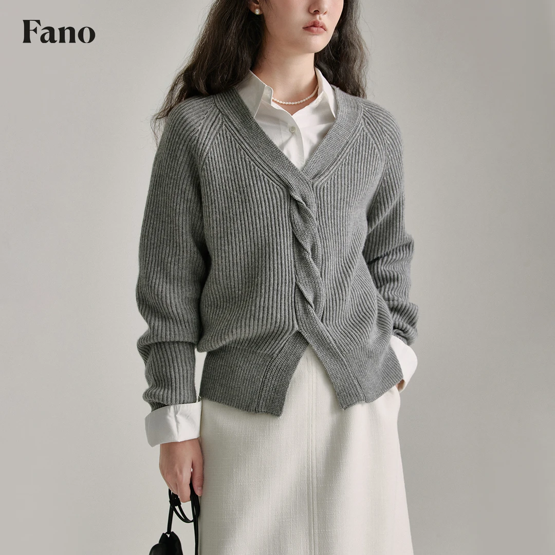 范洛 时髦静奢风“艺术感粗麻花扭结开叉”V领毛衣FQ24S162