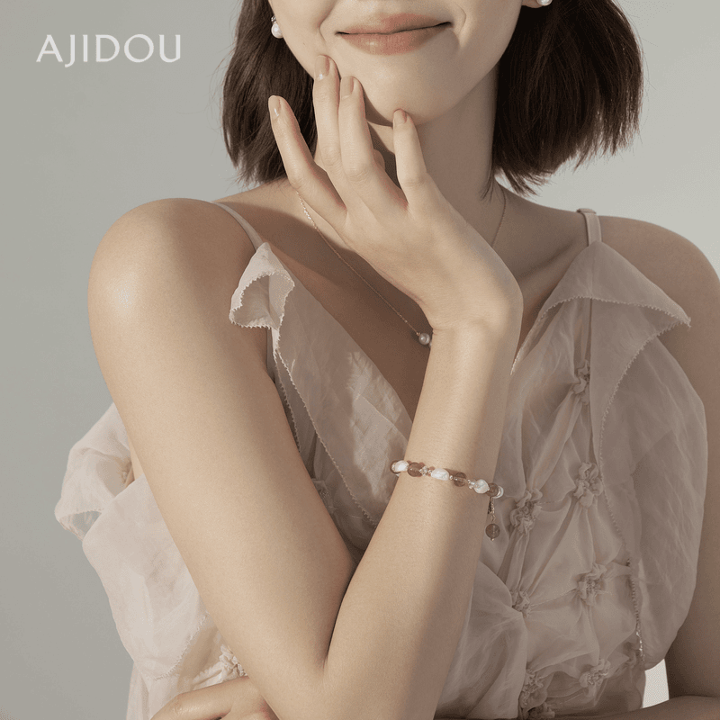 AJIDOU阿吉豆波西米亚风格天然珍珠草莓晶手链小众设计感【CH】