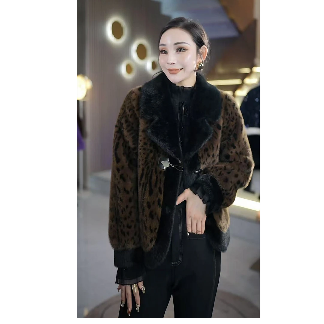 冬季时尚气质百搭西装领豹纹雕雕皮毛一体女士短款外套W209601