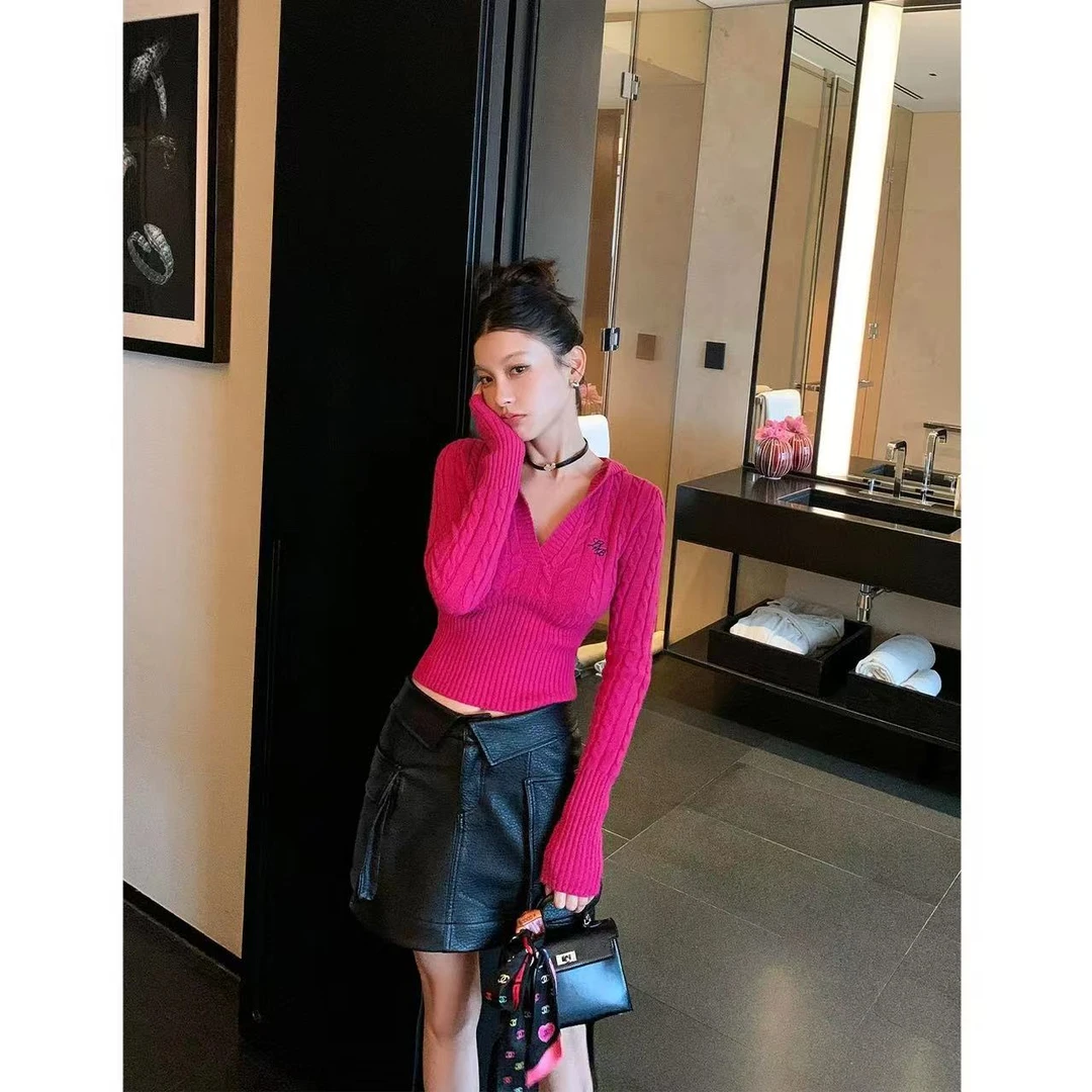 2025秋季新款时尚韩系温柔风设计感长袖v领针织衫女高腰百搭短裙