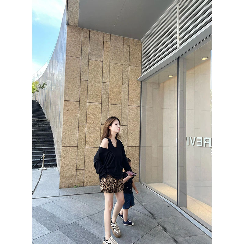2025秋季新款简约时尚休闲风露肩长袖上衣高腰显瘦直筒豹纹短裤女
