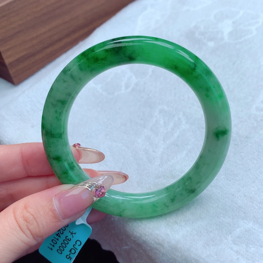 翡翠手镯未镶嵌翡翠