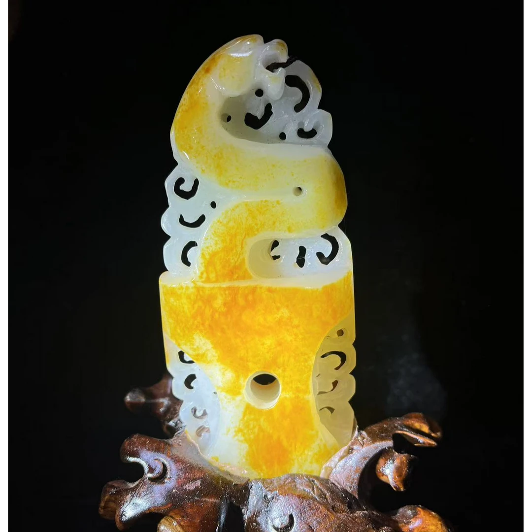 新疆和田玉精美龙牌摆件可做手把