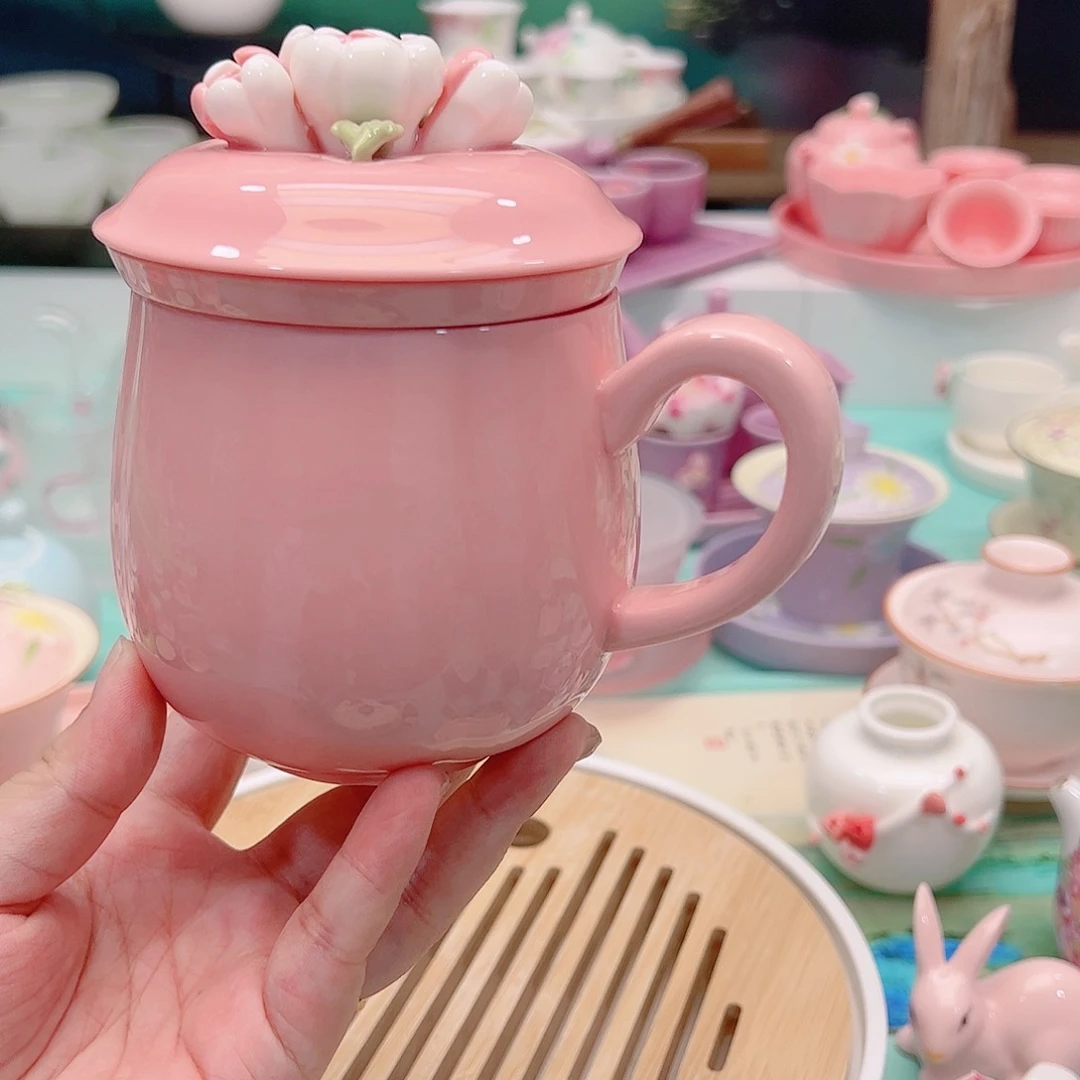 陶瓷。            水杯