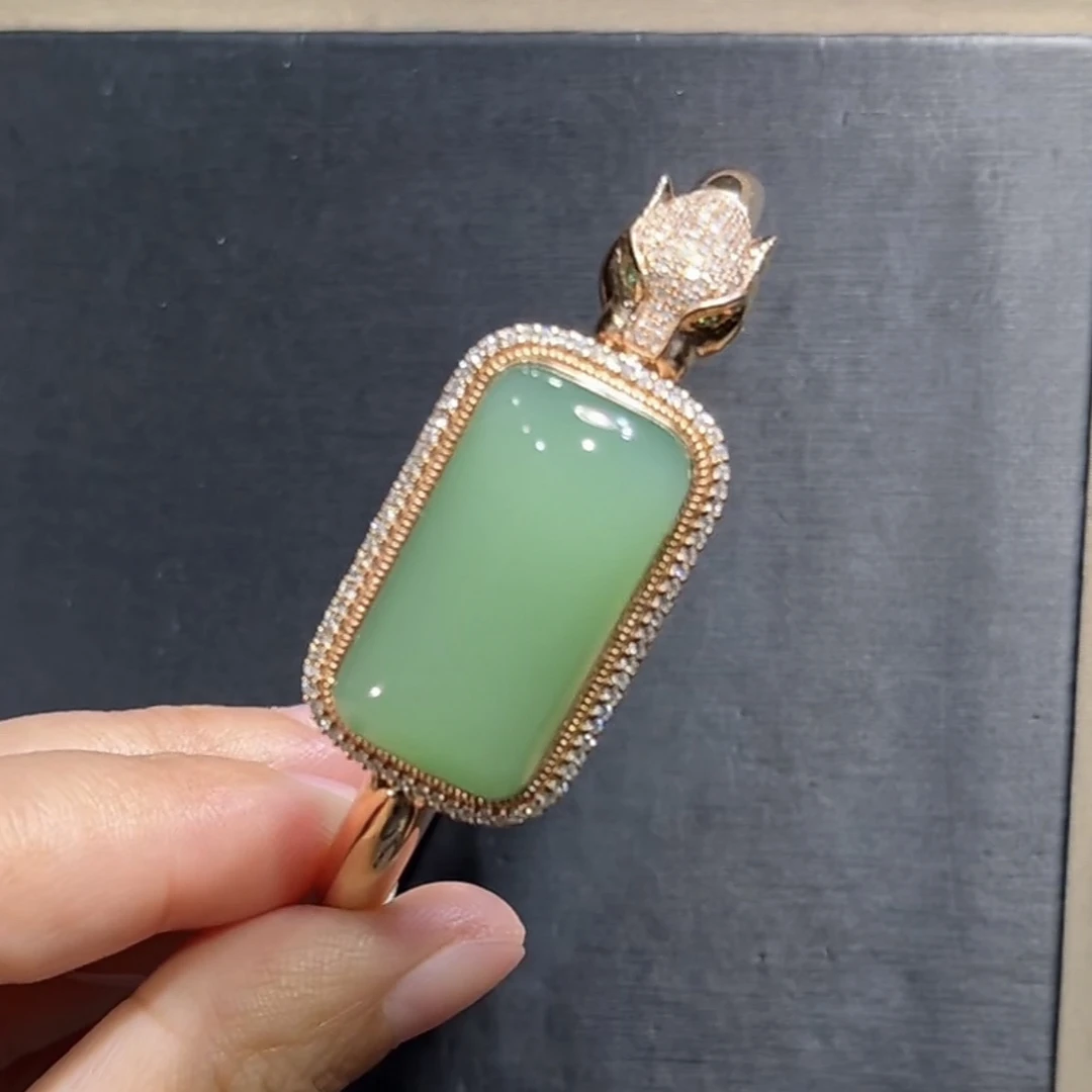 和田玉俄料碧玉鸭蛋青高冰起荧光粉青猫眼手镯18K金镶嵌