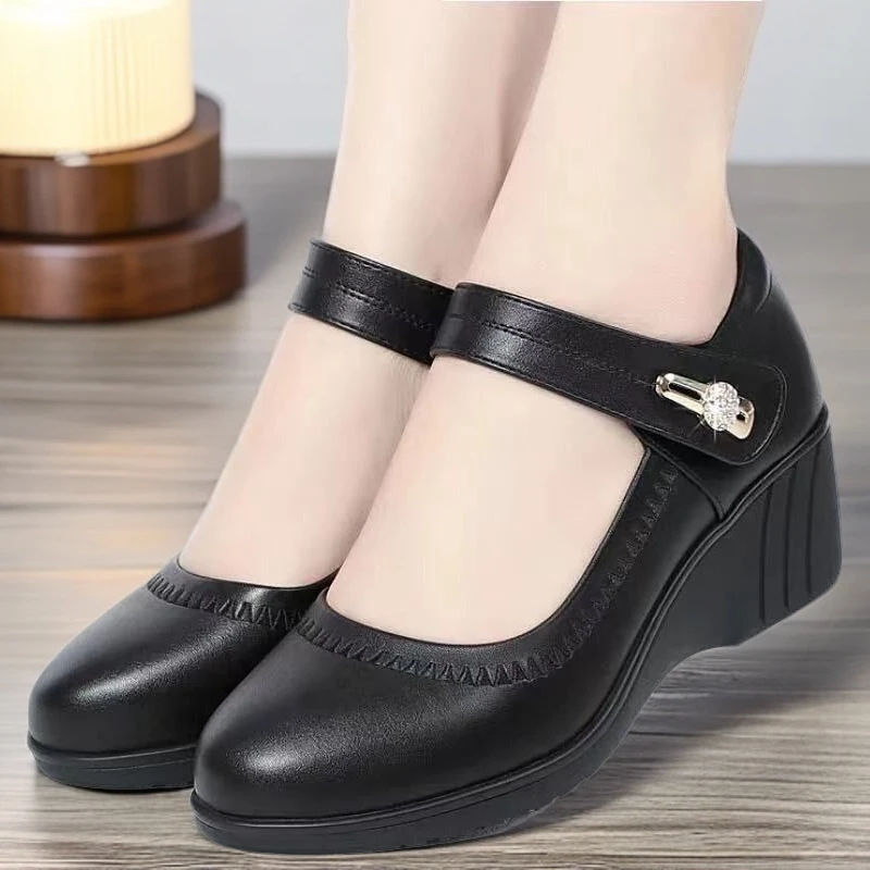 品牌软皮妈妈鞋舒适软底2024春秋一字带单鞋女坡跟防滑小皮鞋女