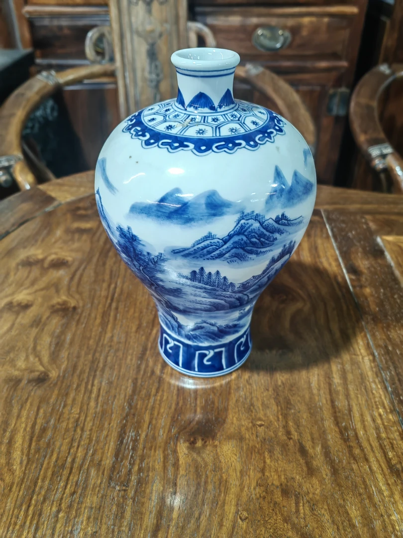 青花手绘梅瓶一个青花手绘梅瓶一个。