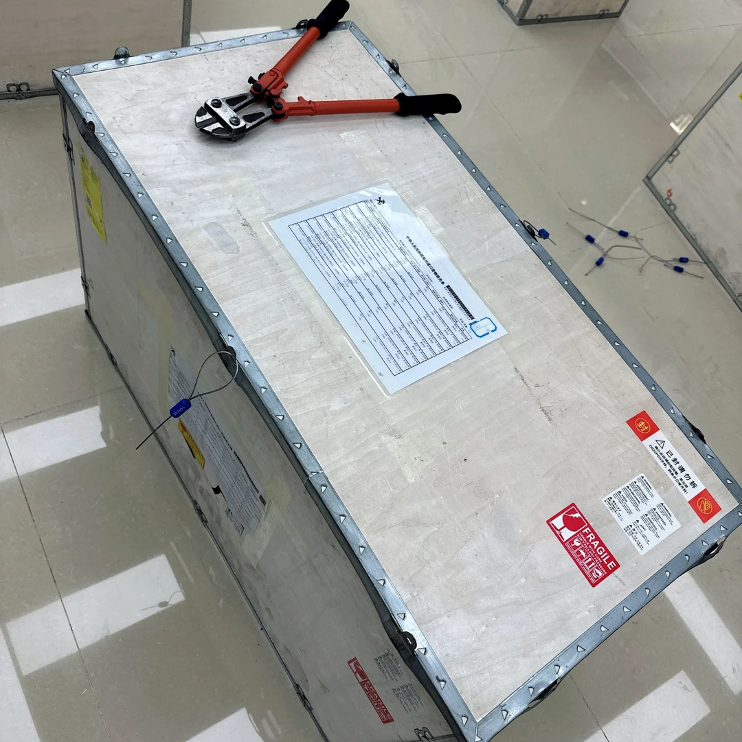 CL全新未使用恭喜开业线上男表红9