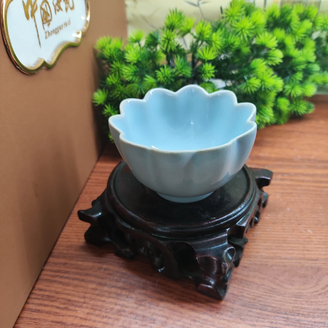 天青手工莲花杯，满120毫升，微微瑕几乎和一级品