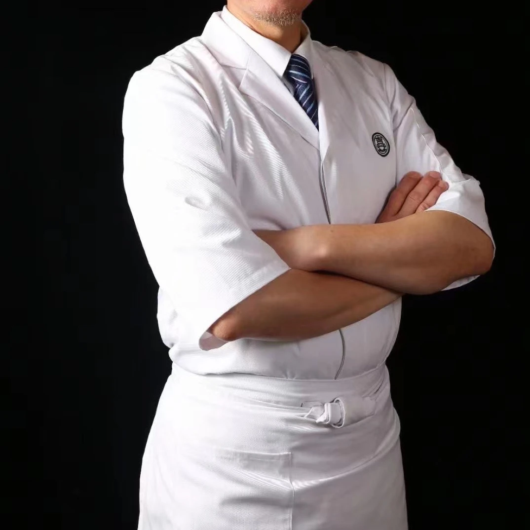 白色七分袖西服领上衣，制服