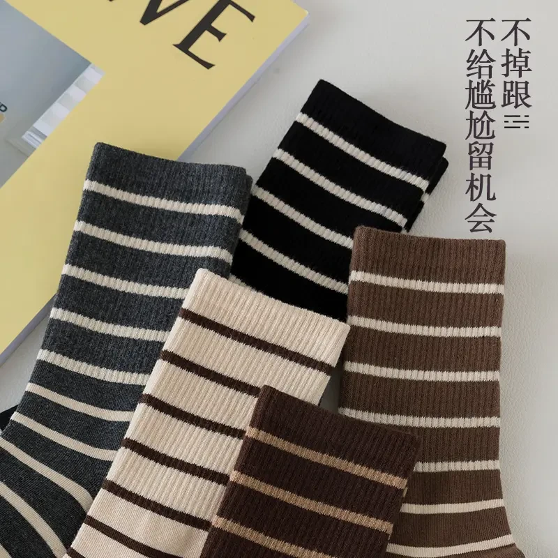 黑白秋冬款女士时尚中筒条纹袜子保暖百搭运动袜长筒堆堆袜女款