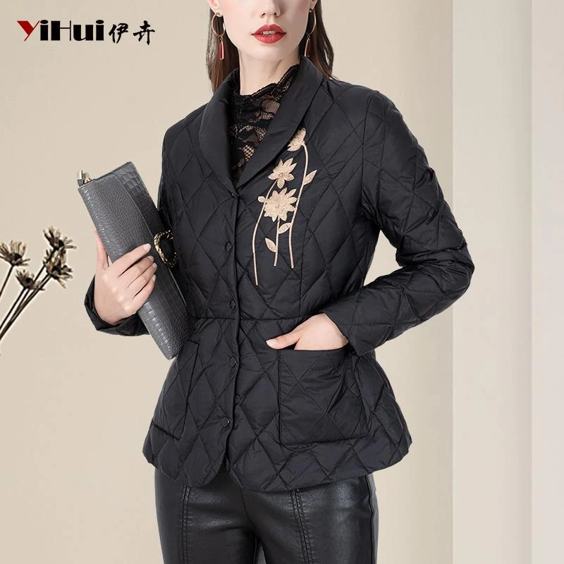 YIHUI伊卉羽绒服女短款外套西装领刺绣花白鸭绒轻薄款WJ245021