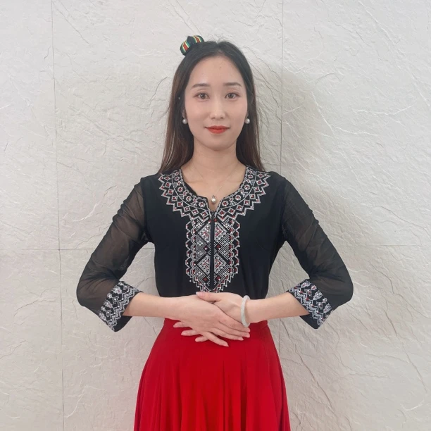 绣花中袖上衣。 百搭，显瘦时尚民族风