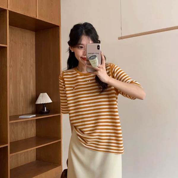 【露肩小爱心.618828】-30绵羊毛圆领露肩刺绣小爱心条纹羊毛衫