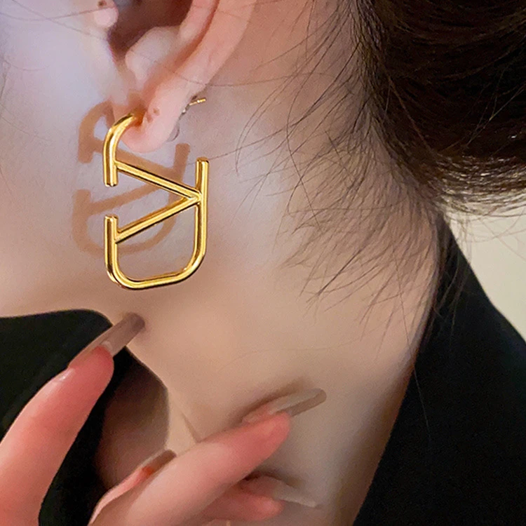 合金耳饰 《V家》关晓彤走秀款V字母金属耳环欧美简约轻奢夸张大气