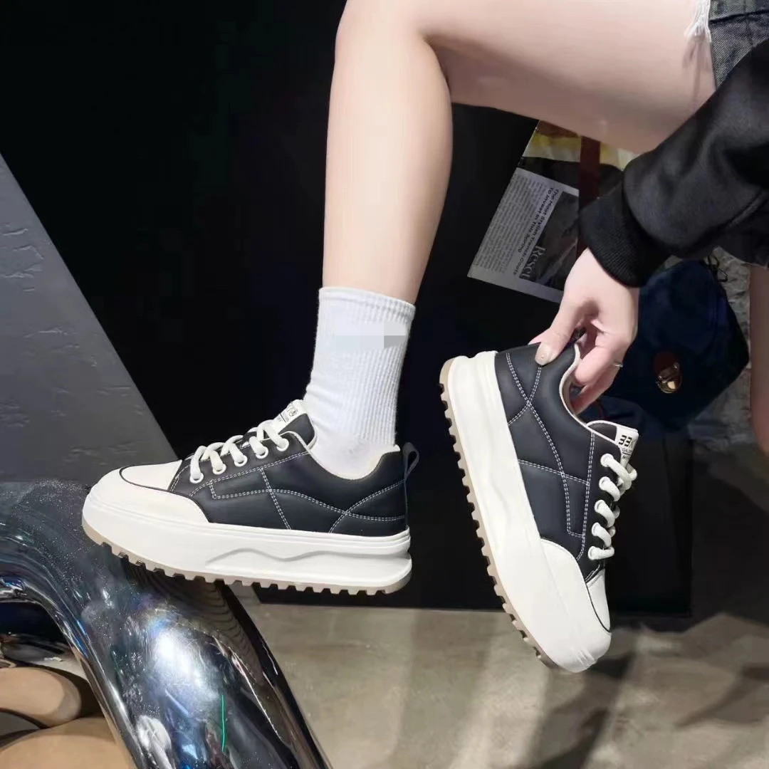 40-43亮点女人大码2024秋季真皮平底圆头系带深口拼色休闲板鞋