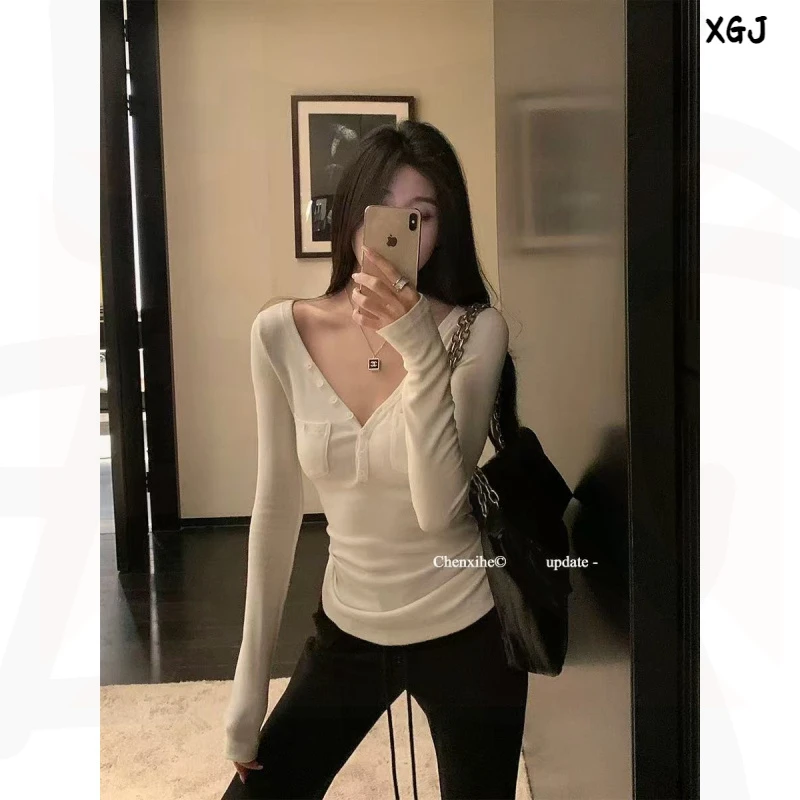 何晨曦 三色口袋装饰针织打底衫女秋大领口显瘦百搭内搭长袖上衣