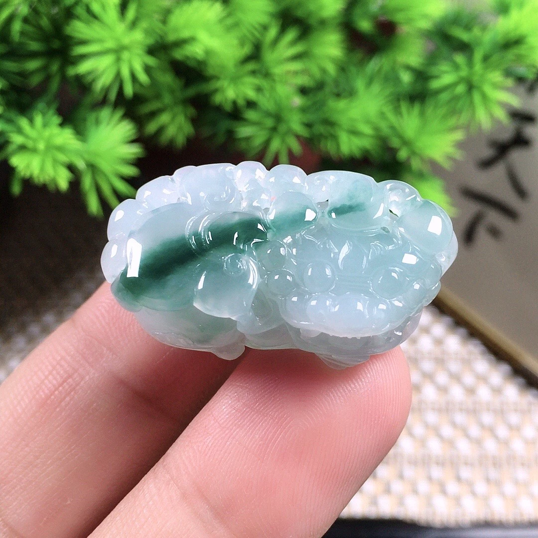 缅甸天然翡翠冰透飘花俏色巧雕翡翠霸王貔貅吊坠尺寸35×18×12.2mm