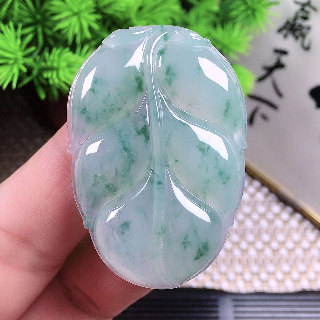 缅甸天然翡翠冰透飘花翡翠金枝玉叶吊坠尺寸：49.7×34×6mm