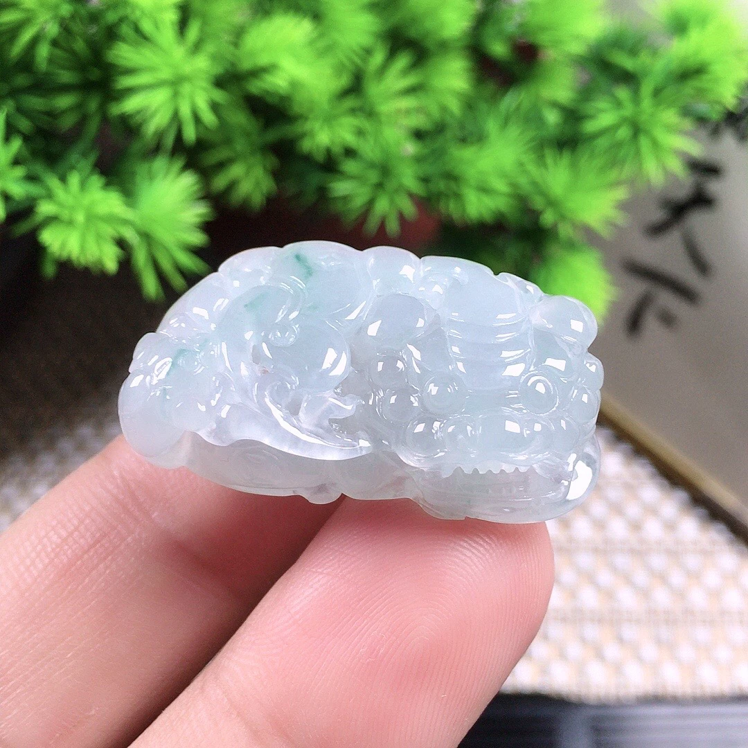 缅甸天然翡翠冰透飘花俏色精雕翡翠霸王貔貅吊坠尺寸：35×19.2×12