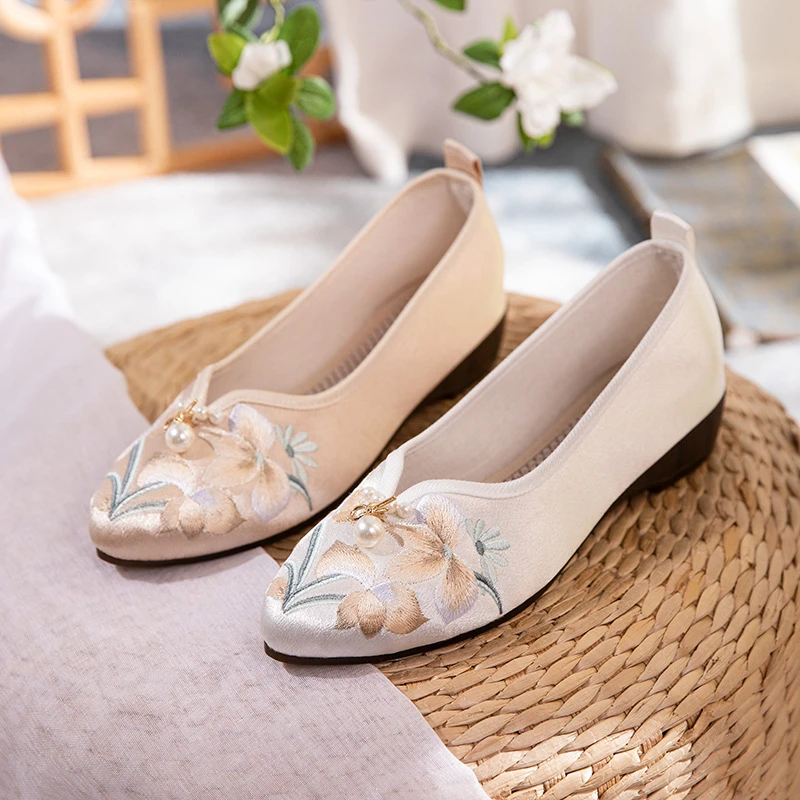 容静2023秋季新款国风老北京布鞋复古尖头低跟淡雅旗袍鞋子绣花鞋