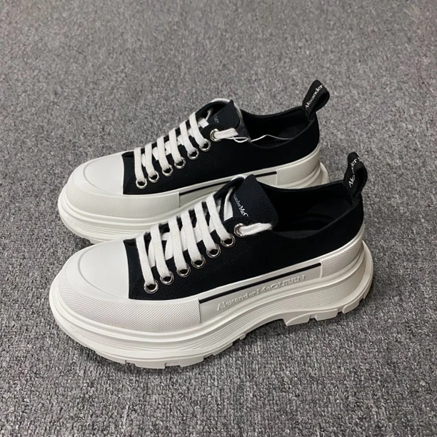 95新 Alexander McQueen/亚历山大·麦昆 37码/黑色马丁靴/00681