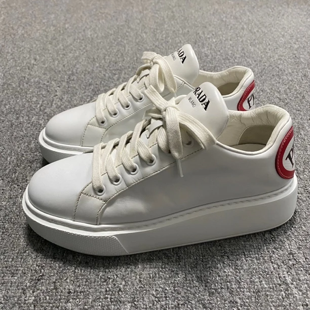 98新/36.5码/Prada/普拉达/爱心字母尾跟小白鞋/BF00174