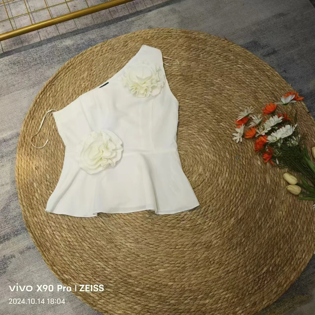 品牌剪标 4仓T2-4- 2328款    杏色斜肩立体花朵无袖上衣