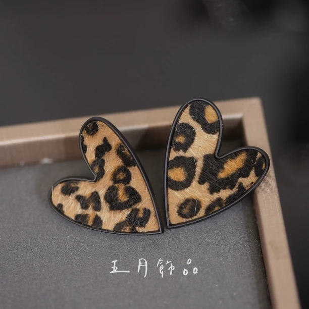 铜合金布艺耳饰 秋冬小众设计豹纹爱心耳钉