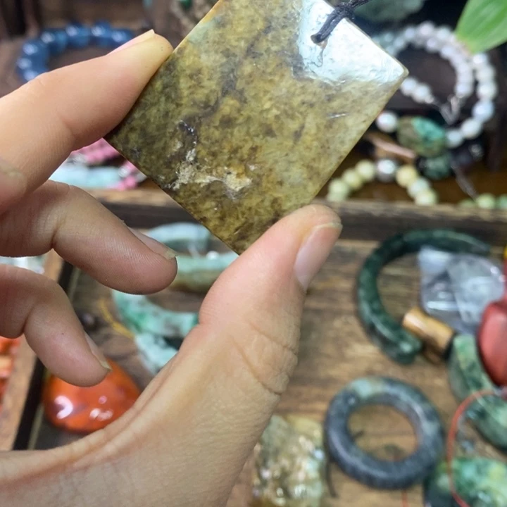翡翠颈饰未镶嵌吊坠