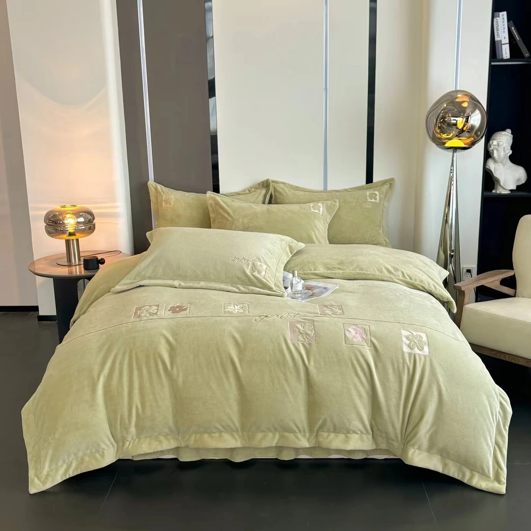 牛奶云丝绒260克（秋叶漫漫）绣花床盖款四件套加厚纯色轻奢简约