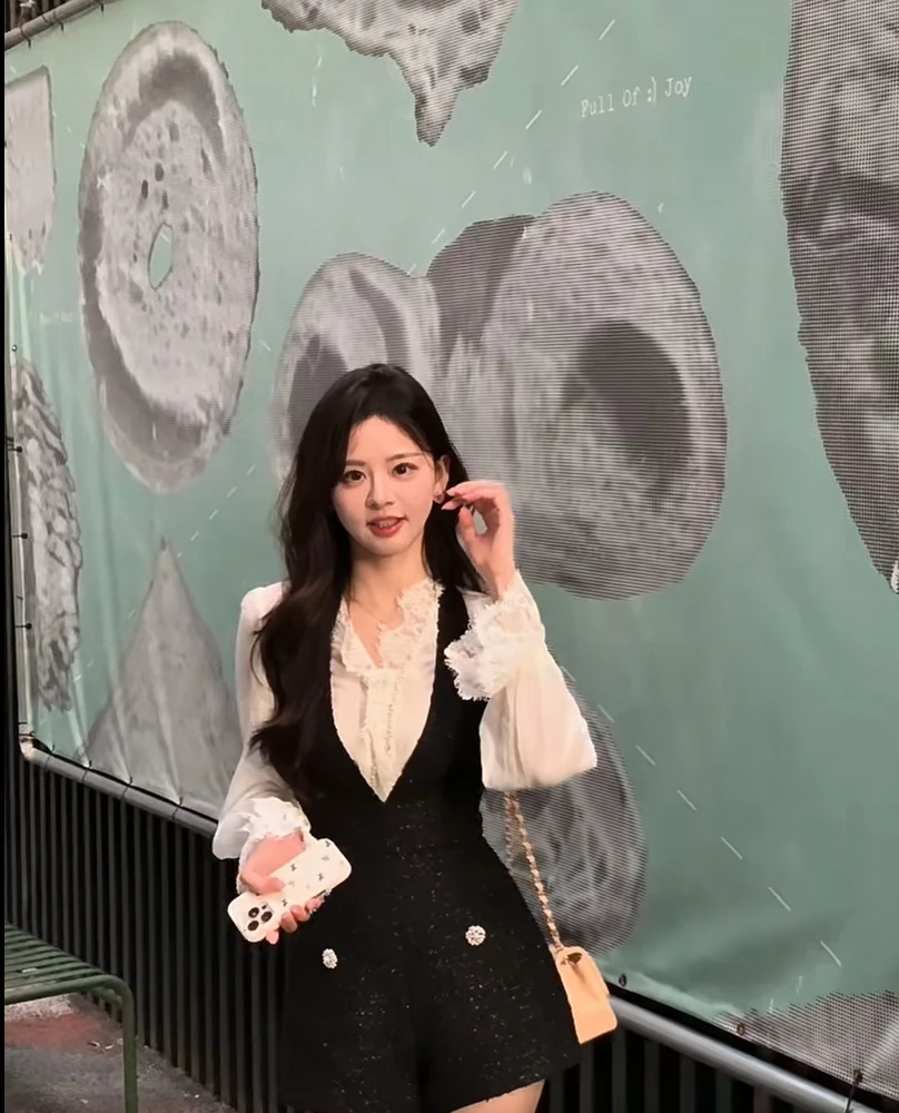 【YiJia】法式气质蕾丝内搭衬衫秋冬小香风连身短裤富家千金风套装